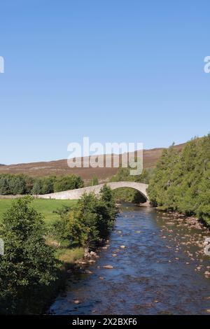 Die alte Single-Arch Bridge aus dem 18. Jahrhundert, die den Fluss Gairn bei Gairnshiel in den schottischen Highlands im Spätsommer/frühen Herbst überspannt Stockfoto