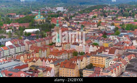 Aus der Vogelperspektive wird die architektonische Schönheit des Marktplatzes von Jelenia Góra und die historische Bedeutung des Rathauses aus dem 18. Jahrhundert hervorgehoben Stockfoto