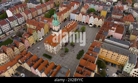 Aus der Vogelperspektive wird die architektonische Schönheit des Marktplatzes von Jelenia Góra und die historische Bedeutung des Rathauses aus dem 18. Jahrhundert hervorgehoben Stockfoto