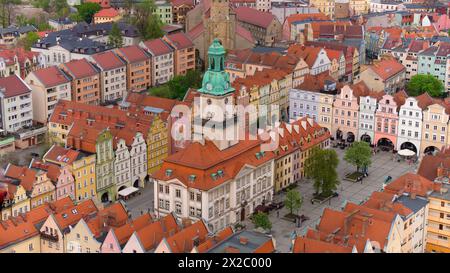 Aus der Vogelperspektive wird die architektonische Schönheit des Marktplatzes von Jelenia Góra und die historische Bedeutung des Rathauses aus dem 18. Jahrhundert hervorgehoben Stockfoto