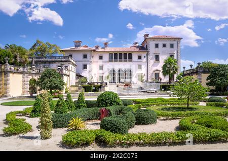 Heller, sonniger Blick auf den Garten und das Hauptgebäude des Villa Vizcaya Museums das Vizcaya Museum und die Gärten ist das Vizcaya aus dem frühen 20. Jahrhundert Stockfoto