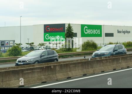 Lyon, Frankreich - 16. Mai 2023: Autos fahren auf der Autobahn neben dem Lagerhaus Gedibois mit sichtbarem Schild Base logistique unter einem bewölkten SK Stockfoto