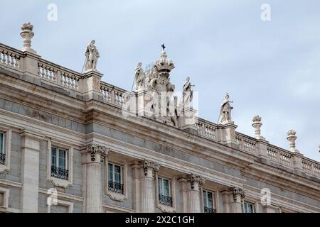 Skulpturen an der Fassade des Königspalastes von Madrid, der Hauptwohnsitz der spanischen Königsfamilie, ein Meisterwerk barocker Architektur in Madrid. Stockfoto