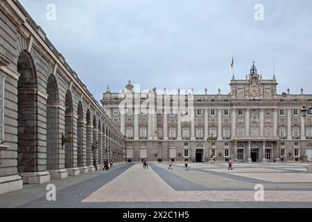 Platz des Wappens (Plaza de la Armeria) am Königspalast von Madrid, Spanien, der offiziellen Residenz der spanischen Königsfamilie, an einem bewölkten Tag. Stockfoto