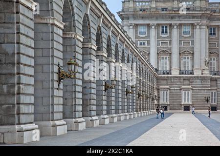 Platz des Wappens (Plaza de la Armeria) am Königspalast von Madrid, Spanien, der offiziellen Residenz der spanischen Königsfamilie, an einem bewölkten Tag. Stockfoto