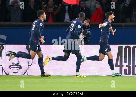 Paris, Frankreich. April 2024. PARIS, FRANKREICH - 21. APRIL: Lucas Beraldo aus Paris Saint-Germain feiert nach dem zweiten Tor des Teams mit Goncalo Ramos aus Paris Saint-Germain und Randal Kolo Muani aus Paris Saint-Germain während des Ligue 1 Uber Eats-Spiels zwischen Paris Saint-Germain und Olympique Lyonnais am 21. April 2024 im Parc des Princes in Paris, Frankreich. (Foto: Matthieu Mirville/BSR Agency) Credit: BSR Agency/Alamy Live News Stockfoto