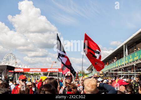 Fans, Unterstützer, Publikum, Zuschauer während der 6 Stunden von Imola 2024, 2. Runde der FIA Langstrecken-Weltmeisterschaft 2024, vom 18. Bis 21. April 2024 auf dem Autodromo Internazionale Enzo e Dino Ferrari in Imola, Italien - Foto Clément Luck/DPPI Credit: DPPI Media/Alamy Live News Stockfoto