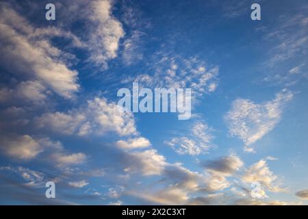 Malerischer Blick auf den orangefarbenen Himmel mit dunklen Wolken bei Sonnenuntergang. Strukturierter Hintergrund mit wunderschönem Sonnenuntergang. Wunderschöne Hintergrundunschärfe. Stockfoto