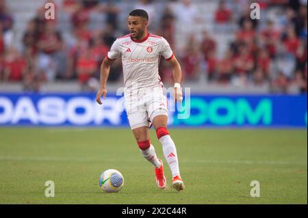 Curitiba, Brasilien. April 2024. Wanderson of Internacional, während des Spiels zwischen Athletico Paranaense und Internacional, für die brasilianische Serie A 2024, am 21. April im Ligga Arena Stadium in Curitiba. Foto: Max Peixoto/DiaEsportivo/Alamy Live News Credit: DiaEsportivo/Alamy Live News Stockfoto