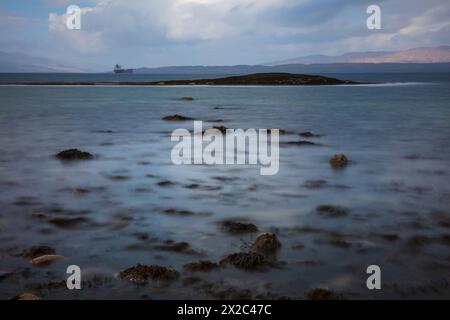 Meereslandschaft mit Blick über Ganavan Bay mit der Isle of Mull in der Ferne. Oban, Argyll und Bute, Schottland. Stockfoto