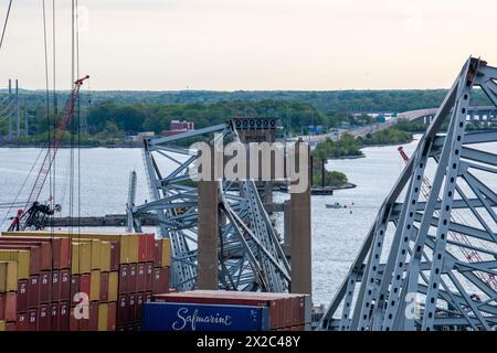 Dundalk, Vereinigte Staaten Von Amerika. April 2024. Dundalk, Vereinigte Staaten von Amerika. April 2024. Krankähne heben Wrackteile der eingestürzten Francis Scott Key Bridge vom MV Dali Containerschiff ab, während die Arbeiten zur Eröffnung des Fort McHenry Kanals am 21. April 2024 in der Nähe von Dundalk, Maryland, fortgesetzt werden. Die Brücke wurde am 26. März von einem 984-Fuß-Containerschiff getroffen und stürzte zusammen, wobei sechs Arbeiter ums Leben kamen. Quelle: PO3 Erin Cox/USA Coast Guard Photo/Alamy Live News Stockfoto