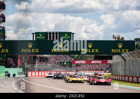 Imola, Bologna, Italien. April 2024. Start der 6H von Imola, zweite Runde der Langstreckenweltmeisterschaft auf der internationalen Rennstrecke Enzo und Dino Ferrari (Credit Image: © Luca Martini/ZUMA Press Wire) NUR REDAKTIONELLE VERWENDUNG! Nicht für kommerzielle ZWECKE! Stockfoto