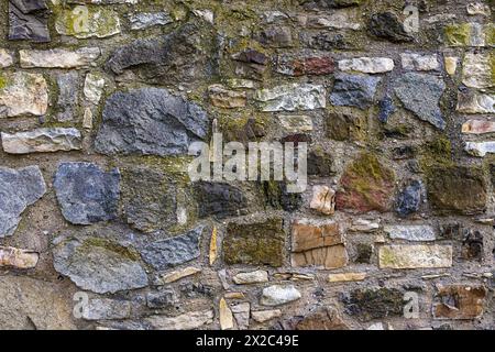 Die Textur der Steinverkleidung wird von alten rustikalen Steinen und Ziegeln gebildet. Hintergrundbild, Hintergrund Stockfoto