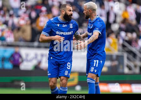 Lodz, Polen. April 2024. Mikael Ishak (L) und Kristoffer Velde (R) aus Lech werden während des Polnischen PKO Ekstraklasa League-Spiels zwischen LKS Lodz und Lech Poznan im Wladyslaw Krol Municipal Stadium gesehen. Credit: Mikołaj Barbanell/Alamy Live News Credit: Mikołaj Barbanell/Alamy Live News Stockfoto