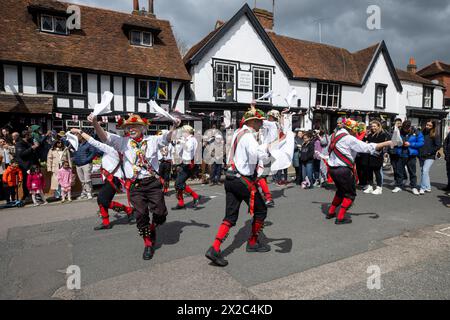 21/04/2024. London, UK Morris tanzt von den Merrydowners vor dem Queen's Head auf der Pinner High Street während der Feierlichkeiten zum St. Georges Day in Stockfoto