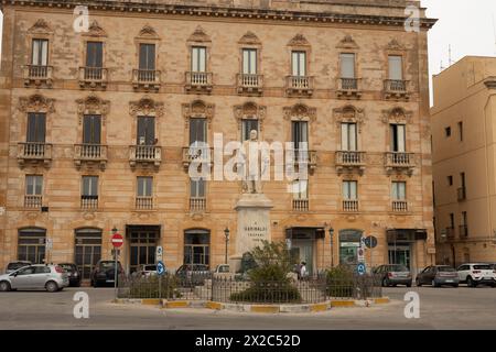 Straße und Garibaldi-Statue in Trapani auf Sizilien Stockfoto