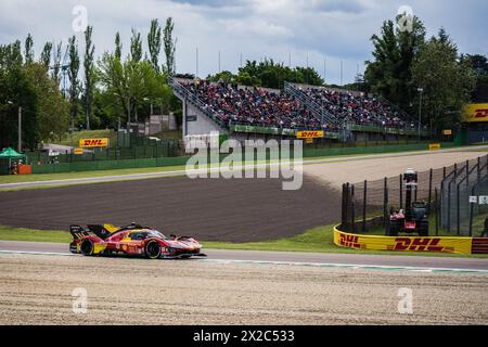 Imola, Bologna, Italien. April 2024. Ferrari Hypercar Nr. 51 gefahren von Alessandro Pier Guidi, James Calado und Antonio Giovinazzi, während des Rennens an der Ausfahrt der Kurve Rivazza auf der 6H von Imola, 2. Runde der World Endurance CampiChampionship auf der internationalen Rennstrecke Enzo und Dino Ferrari (Kreditbild: © Luca Martini/ZUMA Press Wire) NUR REDAKTIONELLE VERWENDUNG! Nicht für kommerzielle ZWECKE! Stockfoto