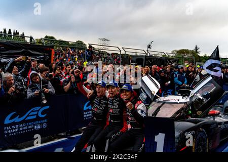 Imola, Bologna, Italien. April 2024. Mike Conway, Kamui Kobayashi und Nick de Vries feiern den Sieg der 6h von Imola, zweite Runde der Langstreckenweltmeisterschaft auf der internationalen Rennstrecke Enzo und Dino Ferrari (Credit Image: © Luca Martini/ZUMA Press Wire) NUR REDAKTIONELLE VERWENDUNG! Nicht für kommerzielle ZWECKE! Stockfoto