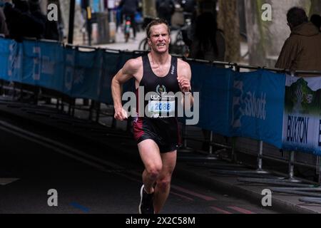 London, Großbritannien. April 2024. Ein männlicher Läufer nimmt am London Marathon 2024 Teil. Über 50.000 Läufer nahmen am London Marathon 2024 Teil. Quelle: SOPA Images Limited/Alamy Live News Stockfoto