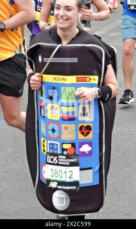 London, Großbritannien. April 2024. 21.04.2024 der TCS London Marathon lustige Läufer während des Marathons an der Tower Bridge. Quelle: Leo Mason ALAMY Live News & Sport. Quelle: Leo Mason Sports/Alamy Live News Stockfoto