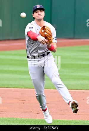 Pittsburgh, Usa. April 2024. Boston Red Sox dritte Basis Bobby Dalbec (29) wirft am Sonntag, den 21. April 2024, in Pittsburgh die erste Basis für den Kampf gegen die Pittsburgh Pirates im PNC Park. Foto: Archie Carpenter/UPI Credit: UPI/Alamy Live News Stockfoto