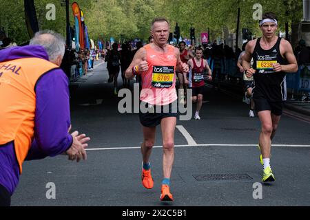 London, Großbritannien. April 2024. Ein männlicher Läufer nimmt am London Marathon 2024 Teil. Über 50.000 Läufer nahmen am London Marathon 2024 Teil. Quelle: SOPA Images Limited/Alamy Live News Stockfoto