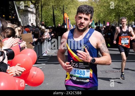 London, Großbritannien. April 2024. Ein männlicher Läufer nimmt am London Marathon 2024 Teil. Über 50.000 Läufer nahmen am London Marathon 2024 Teil. Quelle: SOPA Images Limited/Alamy Live News Stockfoto