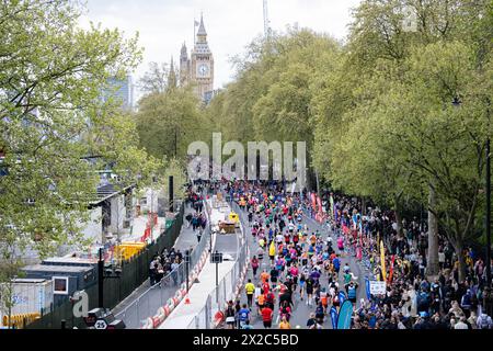 London, Großbritannien. April 2024. Die Teilnehmer des London Marathon 2024 laufen entlang der Themse. Über 50.000 Läufer nahmen am London Marathon 2024 Teil. Quelle: SOPA Images Limited/Alamy Live News Stockfoto