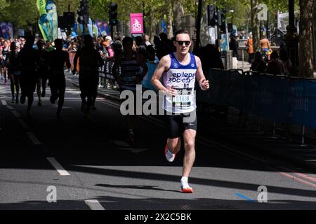 London, Großbritannien. April 2024. Ein männlicher Läufer nimmt am London Marathon 2024 Teil. Über 50.000 Läufer nahmen am London Marathon 2024 Teil. Quelle: SOPA Images Limited/Alamy Live News Stockfoto
