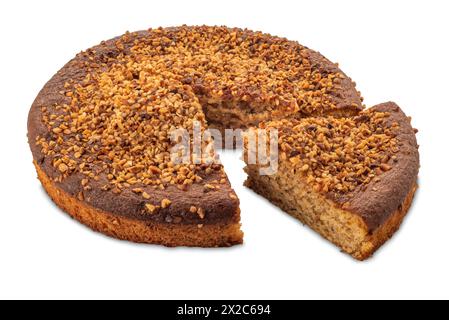 Haselnusskuchen mit gerösteten Haselnusskernen oben und mit Scheibe, isoliert auf weiß mit Schnittpfad enthalten Stockfoto