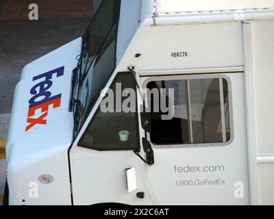 Miami, Florida, USA - 6. April 2024: Kabine eines FEDEX-Lieferwagens. Stockfoto