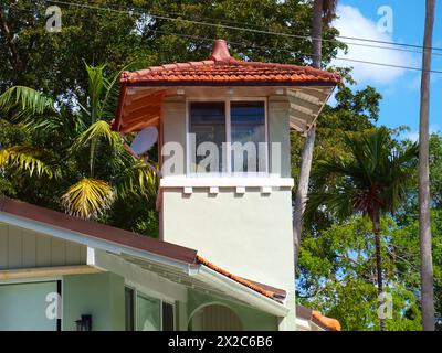 Miami, Florida, Vereinigte Staaten - 6. April 2024: Turm in einem Haus von Coconut Grove mit installierter Schüsselantenne. Satellitenfernsehen. Stockfoto