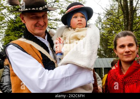 Eine Familie der Highlander in ihren traditionellen Kleidern nimmt an kirchlichen Ritualen Teil, während die Weidezeit mit traditionellen Folklore- und religiösen Feiern beginnt, die lokal Redyk genannt werden, in den Tatra-Bergen. Redyk beginnt traditionell um den 23. April, eine Zeit, in der Schafhirten, die lokal Baca genannt werden, Schafherden aus Dörfern aufwärts nehmen, weg von der Zivilisation für die etwa ein halbes Jahr dauernde Weidezeit. Der Saisonbeginn ist eine festliche Zeit für die Bergwanderer aus Tatra. Und dieser Teil von Karpaty als Schafzucht ist historisch gesehen eine wichtige Einkommensquelle für die Region. Stockfoto