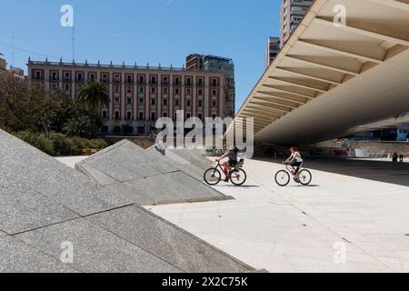 Valencia, Spanien - 19. April 2024: Alameda-Brücke und U-Bahn-Station bei Santiago Calatrava. Das moderne Design macht die Brücke zu einer Attraktion in der Stadt Stockfoto