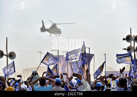 GHAZIABAD, INDIEN - 21. APRIL: Anhänger der Bahujan Samaj-Partei während der Wahlkundgebung am Ramlila Ground Kavi Nagar am 21. April 2024 in Ghaziabad, Indien. Sie sagte, wenn elektronische Wahlgeräte (EVMs) nicht manipuliert würden, werde es für die regierende BJP „schwierig“ sein, diesmal die Lok Sabha-Umfragen zu gewinnen. Sie schlug auch bei der BJP ein und sagte: "Aufgrund der Kasteisten, kapitalistischen und kommunalen Politik der BJP" wird die Partei bei diesen Parlamentswahlen einen harten Kampf erleben müssen. (Foto: Sakib Ali/Hindustan Times/SIPA USA ) Stockfoto
