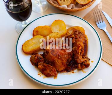 Gebackenes Hühnchen mit Tomatensoße und knusprigen Bratkartoffeln Stockfoto