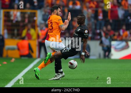 Istanbul, Türkei. April 2024. Istanbul, Türkei, 21. April 2024: KAAN Ayhan (23 Galatasaray) und Mame Thiam (27 Pendikspor) während des türkischen Super League-Fußballspiels zwischen Galatasaray und Pendikspor im Rams Park. (EO/SPP) Credit: SPP Sport Press Photo. /Alamy Live News Stockfoto