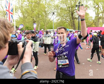London, Großbritannien. April 2024. Bundeskanzler Jeremy Hunt wurde mit seiner Endmedaille beim TCS London Marathon 2024 am 21. April 2024 in London fotografiert. Foto Gary Mitchell/Alamy Live News Credit: Gary Mitchell, GMP Media/Alamy Live News Stockfoto