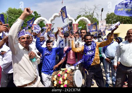 GHAZIABAD, INDIEN - 21. APRIL: Anhänger der Bahujan Samaj-Partei während der Wahlkundgebung am Ramlila Ground Kavi Nagar am 21. April 2024 in Ghaziabad, Indien. Sie sagte, wenn elektronische Wahlgeräte (EVMs) nicht manipuliert würden, werde es für die regierende BJP „schwierig“ sein, diesmal die Lok Sabha-Umfragen zu gewinnen. Sie schlug auch bei der BJP ein und sagte: "Aufgrund der Kasteisten, kapitalistischen und kommunalen Politik der BJP" wird die Partei bei diesen Parlamentswahlen einen harten Kampf erleben müssen. (Foto: Sakib Ali/Hindustan Times/SIPA USA ) Stockfoto
