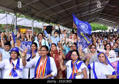 GHAZIABAD, INDIEN - 21. APRIL: Anhänger der Bahujan Samaj-Partei während der Wahlkundgebung am Ramlila Ground Kavi Nagar am 21. April 2024 in Ghaziabad, Indien. Sie sagte, wenn elektronische Wahlgeräte (EVMs) nicht manipuliert würden, werde es für die regierende BJP „schwierig“ sein, diesmal die Lok Sabha-Umfragen zu gewinnen. Sie schlug auch bei der BJP ein und sagte: "Aufgrund der Kasteisten, kapitalistischen und kommunalen Politik der BJP" wird die Partei bei diesen Parlamentswahlen einen harten Kampf erleben müssen. (Foto: Sakib Ali/Hindustan Times/SIPA USA ) Stockfoto