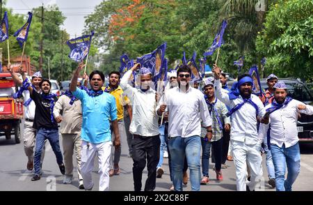 GHAZIABAD, INDIEN - 21. APRIL: Anhänger der Bahujan Samaj-Partei während der Wahlkundgebung am Ramlila Ground Kavi Nagar am 21. April 2024 in Ghaziabad, Indien. Sie sagte, wenn elektronische Wahlgeräte (EVMs) nicht manipuliert würden, werde es für die regierende BJP „schwierig“ sein, diesmal die Lok Sabha-Umfragen zu gewinnen. Sie schlug auch bei der BJP ein und sagte: "Aufgrund der Kasteisten, kapitalistischen und kommunalen Politik der BJP" wird die Partei bei diesen Parlamentswahlen einen harten Kampf erleben müssen. (Foto: Sakib Ali/Hindustan Times/SIPA USA ) Stockfoto