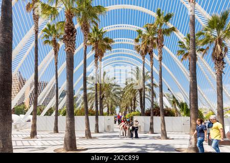 Valencia, Spanien - 17. April 2024: Außenstruktur des Umbracle Modern Building mit seinem Grün Stockfoto