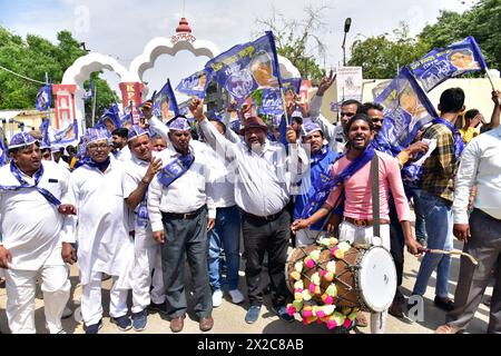 GHAZIABAD, INDIEN - 21. APRIL: Anhänger der Bahujan Samaj-Partei während der Wahlkundgebung am Ramlila Ground Kavi Nagar am 21. April 2024 in Ghaziabad, Indien. Sie sagte, wenn elektronische Wahlgeräte (EVMs) nicht manipuliert würden, werde es für die regierende BJP „schwierig“ sein, diesmal die Lok Sabha-Umfragen zu gewinnen. Sie schlug auch bei der BJP ein und sagte: "Aufgrund der Kasteisten, kapitalistischen und kommunalen Politik der BJP" wird die Partei bei diesen Parlamentswahlen einen harten Kampf erleben müssen. (Foto: Sakib Ali/Hindustan Times/SIPA USA ) Stockfoto