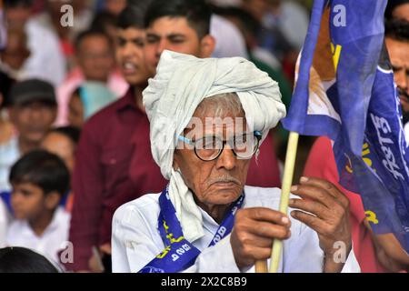 GHAZIABAD, INDIEN - 21. APRIL: Anhänger der Bahujan Samaj-Partei während der Wahlkundgebung am Ramlila Ground Kavi Nagar am 21. April 2024 in Ghaziabad, Indien. Sie sagte, wenn elektronische Wahlgeräte (EVMs) nicht manipuliert würden, werde es für die regierende BJP „schwierig“ sein, diesmal die Lok Sabha-Umfragen zu gewinnen. Sie schlug auch bei der BJP ein und sagte: "Aufgrund der Kasteisten, kapitalistischen und kommunalen Politik der BJP" wird die Partei bei diesen Parlamentswahlen einen harten Kampf erleben müssen. (Foto: Sakib Ali/Hindustan Times/SIPA USA ) Stockfoto