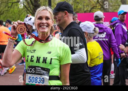 London, Großbritannien. April 2024. Jenni Falconer, Fernsehmoderator. Prominente Läufer beenden ihr Rennen, die meisten von ihnen laufen für eine Wohltätigkeitsorganisation ihrer Wahl. Die Marathonroute 2024 TCS London führt von Greenwich durch die City of London und endet in der Mall in Westminster. Insgesamt werden in diesem Jahr rund 50.000 Teilnehmer erwartet, darunter 20 Abgeordnete, mehrere Gleichaltrige und viele Prominente. Quelle: Imageplotter/Alamy Live News Stockfoto