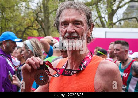 London, Großbritannien. April 2024. Sir Jim Ratcliffe, CEO von INEOS und Miteigentümer des Manchester United Football Club mit seiner Finisher-Medaille. Prominente Läufer beenden ihr Rennen, die meisten von ihnen laufen für eine Wohltätigkeitsorganisation ihrer Wahl. Die Marathonroute 2024 TCS London führt von Greenwich durch die City of London und endet in der Mall in Westminster. Insgesamt werden in diesem Jahr rund 50.000 Teilnehmer erwartet, darunter 20 Abgeordnete, mehrere Gleichaltrige und viele Prominente. Quelle: Imageplotter/Alamy Live News Stockfoto