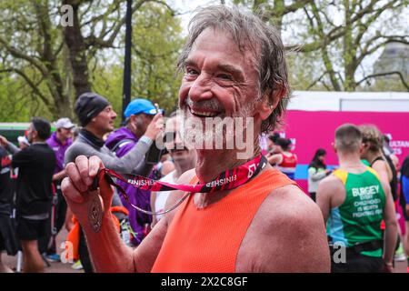 London, Großbritannien. April 2024. Sir Jim Ratcliffe, CEO von INEOS und Miteigentümer des Manchester United Football Club mit seiner Finisher-Medaille. Prominente Läufer beenden ihr Rennen, die meisten von ihnen laufen für eine Wohltätigkeitsorganisation ihrer Wahl. Die Marathonroute 2024 TCS London führt von Greenwich durch die City of London und endet in der Mall in Westminster. Insgesamt werden in diesem Jahr rund 50.000 Teilnehmer erwartet, darunter 20 Abgeordnete, mehrere Gleichaltrige und viele Prominente. Quelle: Imageplotter/Alamy Live News Stockfoto