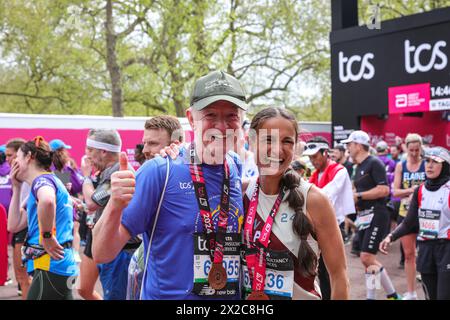 London, Großbritannien. April 2024. Chris Evans, Moderator, mit seiner Frau Natasha. Prominente Läufer beenden ihr Rennen, die meisten von ihnen laufen für eine Wohltätigkeitsorganisation ihrer Wahl. Die Marathonroute 2024 TCS London führt von Greenwich durch die City of London und endet in der Mall in Westminster. Insgesamt werden in diesem Jahr rund 50.000 Teilnehmer erwartet, darunter 20 Abgeordnete, mehrere Gleichaltrige und viele Prominente. Quelle: Imageplotter/Alamy Live News Stockfoto