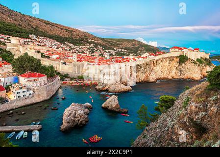 Dubrovnik, Kroatien: Aus der Vogelperspektive auf die Altstadt (mittelalterliches Ragusa), umgeben von befestigten Mauern über der Adria und der dalmatinischen Küste, Europa Stockfoto