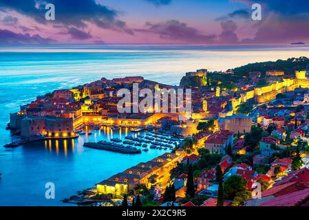 Dubrovnik, Kroatien: Blick auf den Sonnenuntergang auf die Altstadt (mittelalterliches Ragusa), umgeben von befestigten Mauern über der Adria und der dalmatinischen Küste, Europa Stockfoto